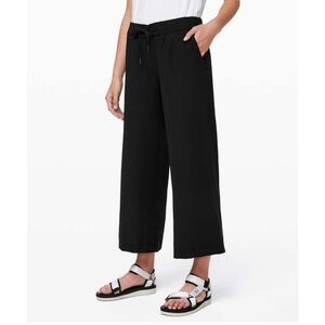 Lululemon On The Fly Wide-Leg 7/8 Pant *Woven in Black